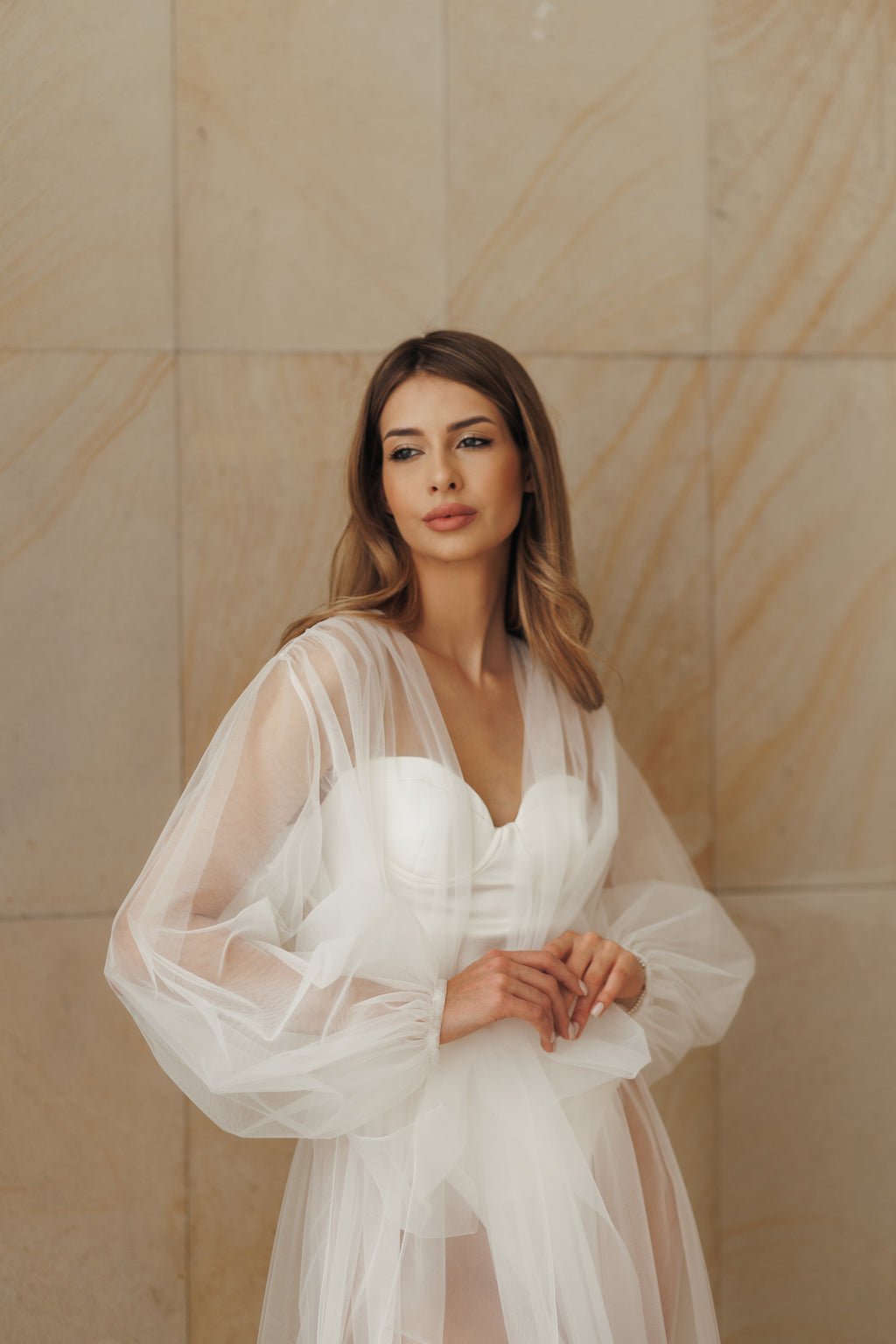 Халат-накидка NOELLE з поясом — портрет у світлому інтер'єрі
